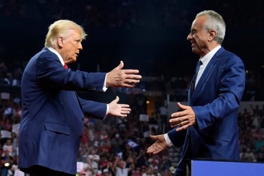 Трамп приветствует своего нового союзника Роберта Кеннеди-  младшего Фото: Ассошиэйтед Пресс