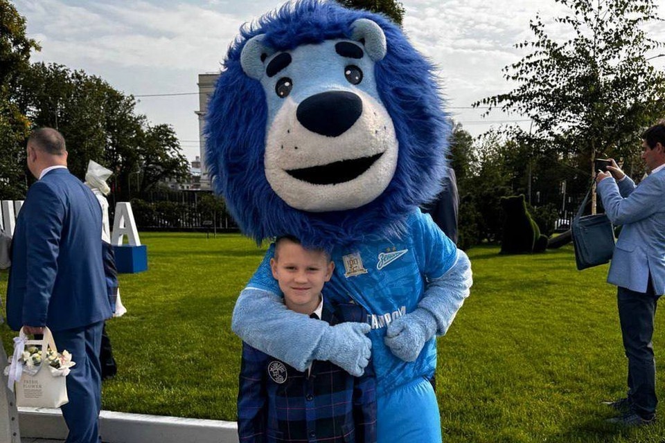    Соболев выложил фото сына с маскотом «Зенита». Фото: t.me/Sobolev_7