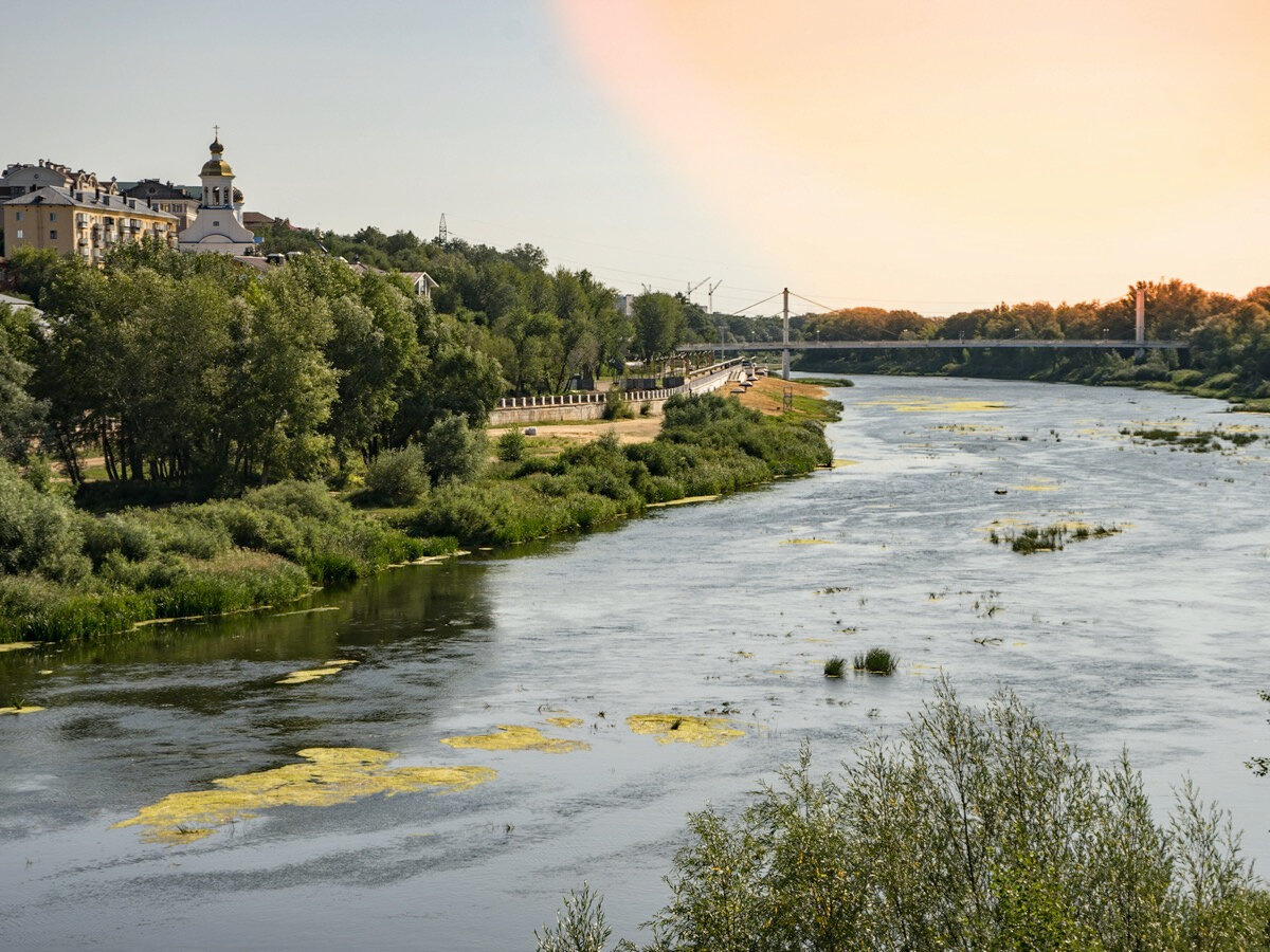 Здесь смешиваются все архитектурные стили: классицизм, купеческий стиль, псевдоготика, модерн с вкраплениями образцов восточно-мусульманской архитектуры. За пределами административного центра области раскидываются бескрайние степи, где из недр земли день и ночь добывают нефть и газ, и возвышаются древние горы.