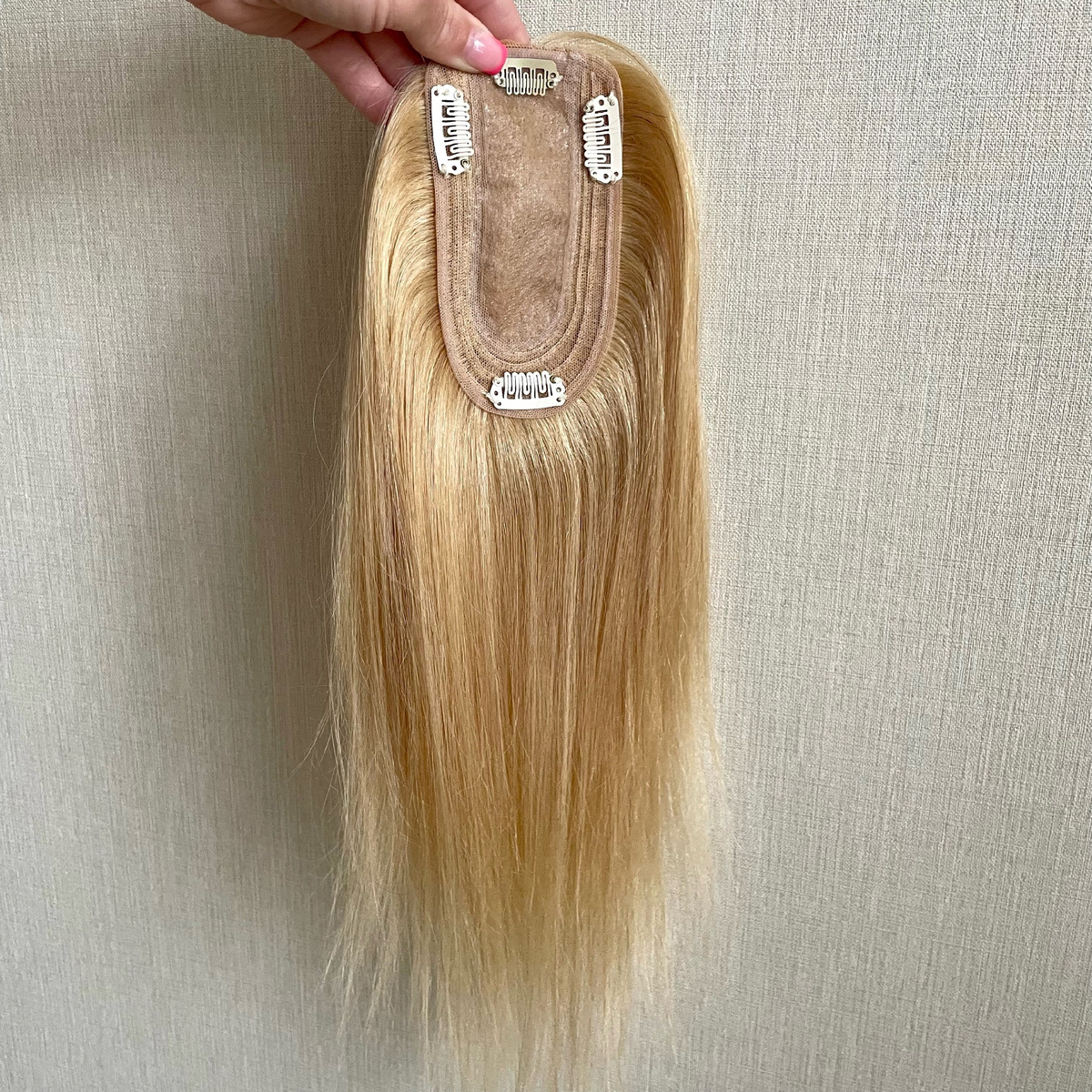 Накладка на макушку из натуральных волос - это незаметное, эффективное и безопасное решение для добавления густоты и объема волосам. Теменная накладка так же скроет поредевший пробор и отросшие корни.