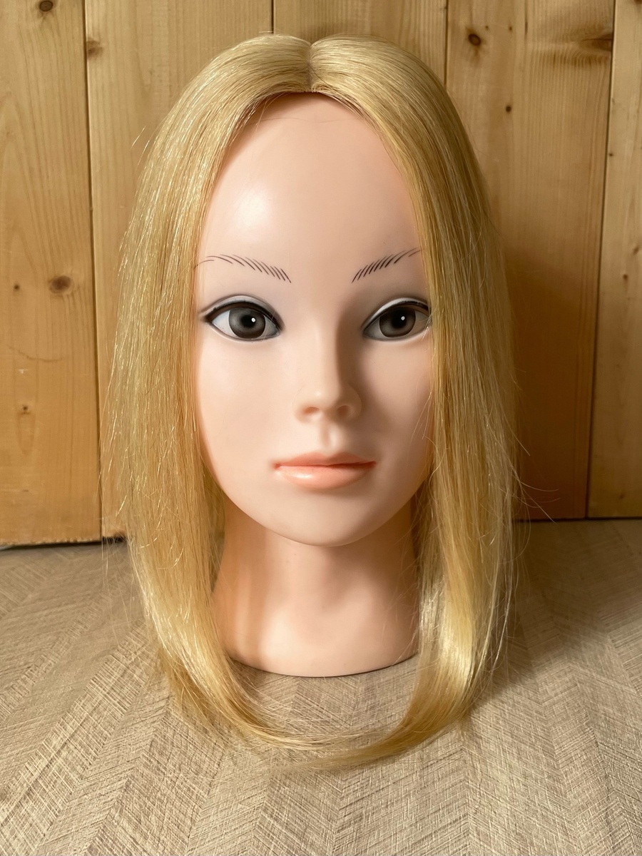 ☑ Не заметна окружающим ☑ Никак не вредит своим волосам
☑ Легкая и совсем не чувствуется на голове
☑ Можно снять и надеть за минуту в любой момент

На фото накладка из натуральных волос длиной 30-35 см в оттенке #24 пшеничный блонд. 
