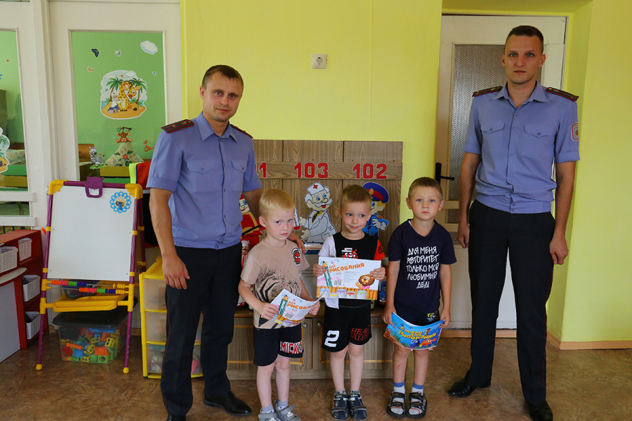     Сотрудники Копыльского отделения Департамента охраны МВД посетили детский сад №3 г. Копыля