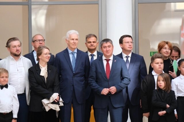    В открытии школы 2 сентября приняли участие помощник президента РФ Андрей Фурсенко и губернатор Пермского края Дмитрий МахонинФото: Администрация губернатора Пермского края