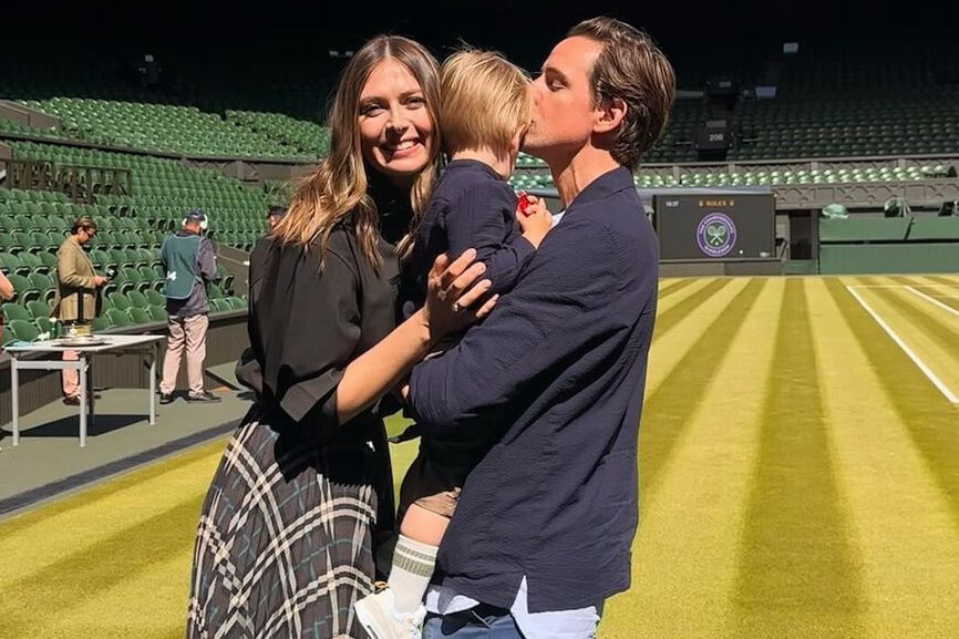     Мария Шарапова показала, как вместе с мужем учит играть двухлетнего сына в теннис