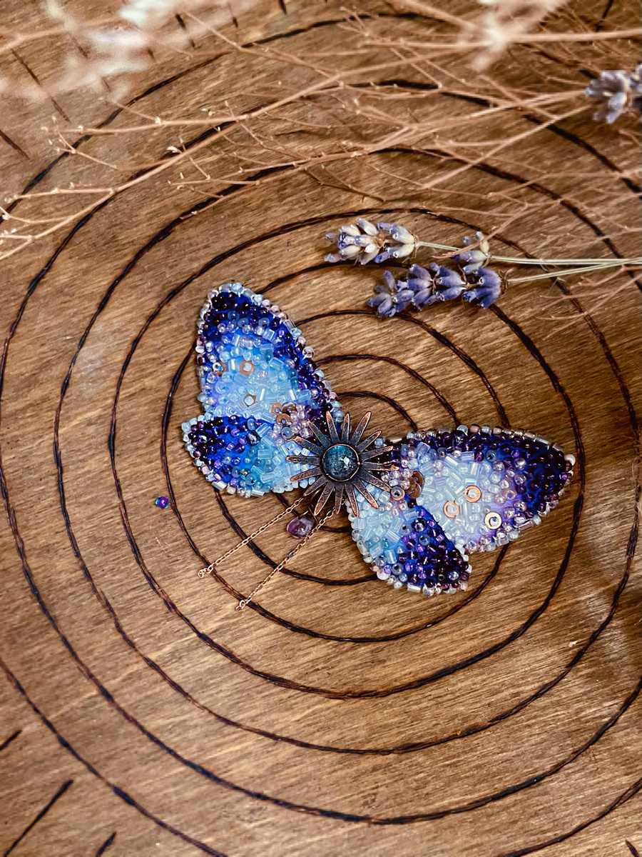 Брошь «Лунный мотылек» вышивка бисером 