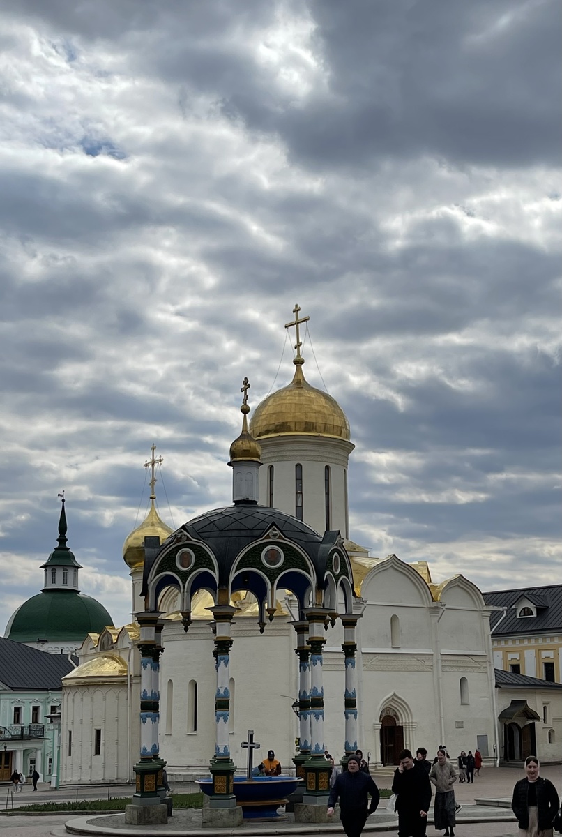 Территория Троице-Сергиевой Лавры.