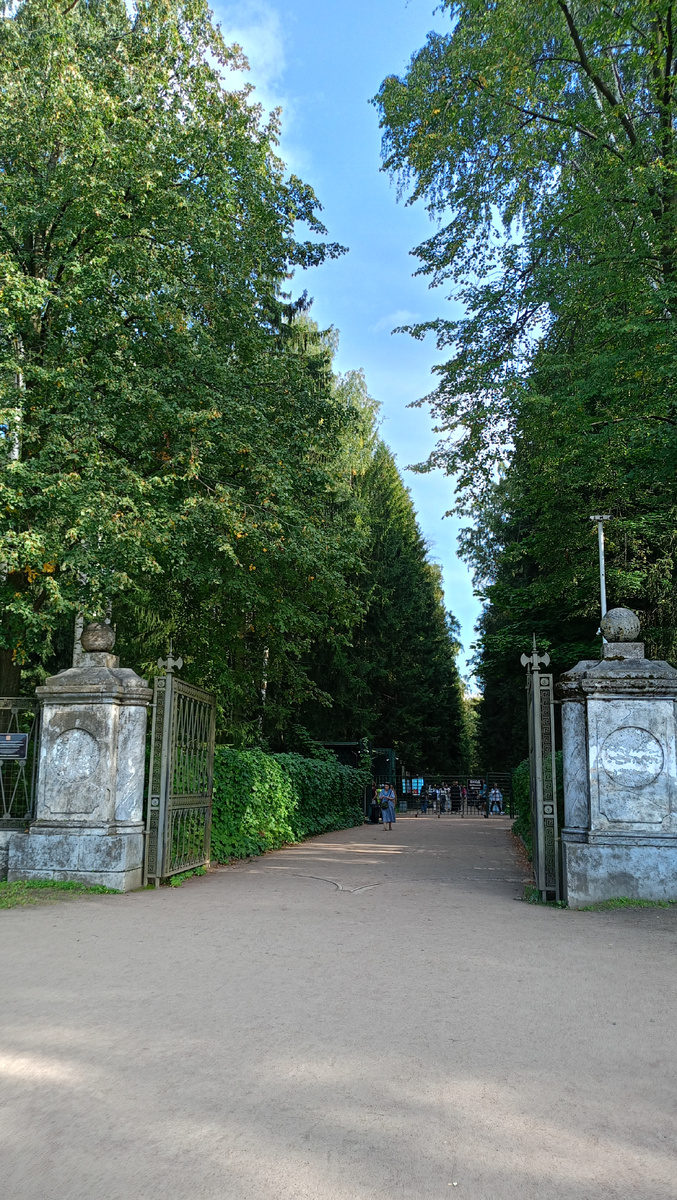 Эта входная зона носит название "Мраморные ворота" 