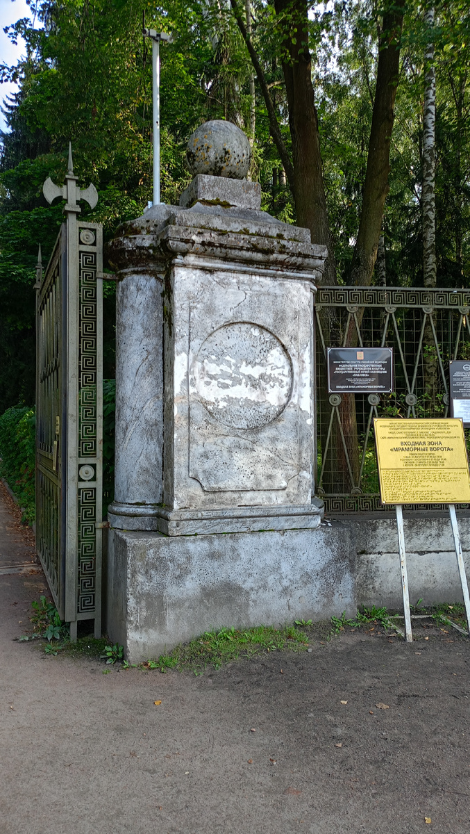 Мраморные столбы очень внушительные