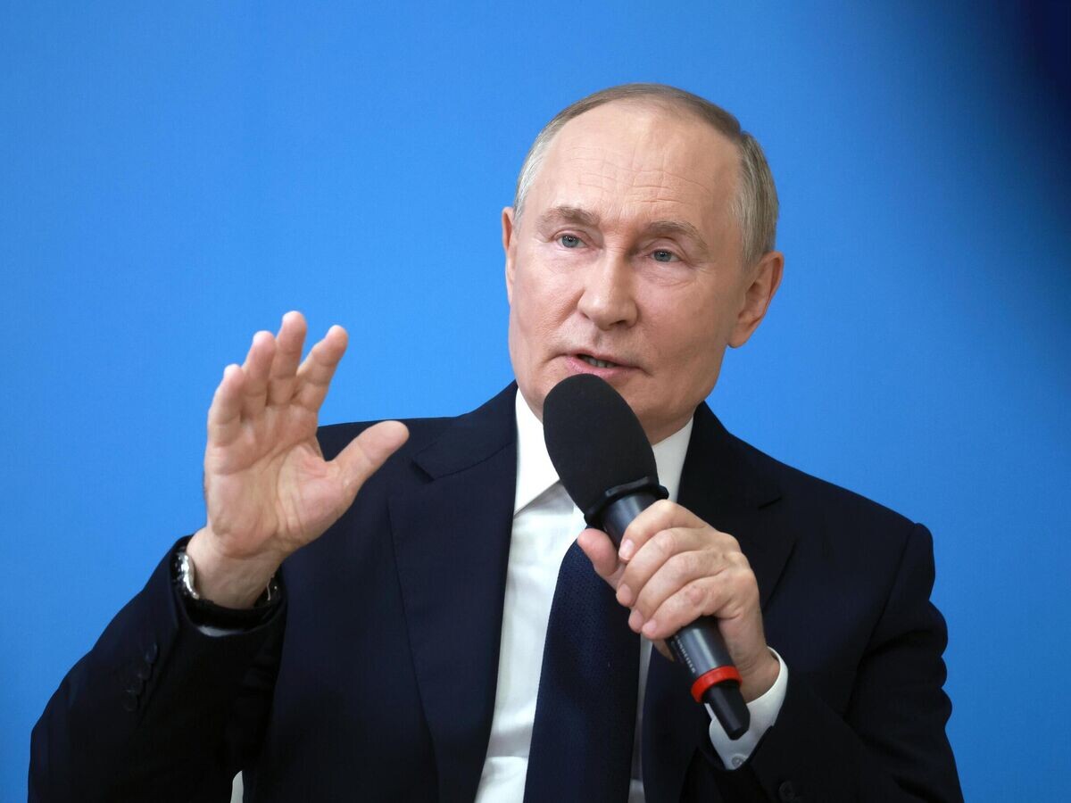    Президент России Владимир Путин проводит открытый урок "Разговоры о важном" во время посещения средней общеобразовательной школы No 20 им. Героев Отечества города Кызыла© РИА Новости / POOL
