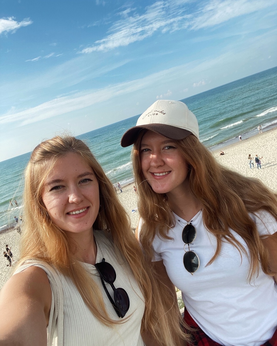 Позади море и идеальный песочек 😍