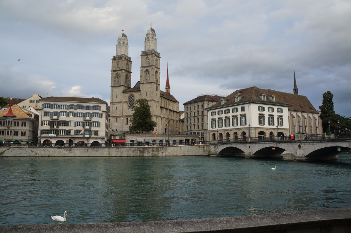 Собор Гроссмюнстер с видом на Цюрихское озеро