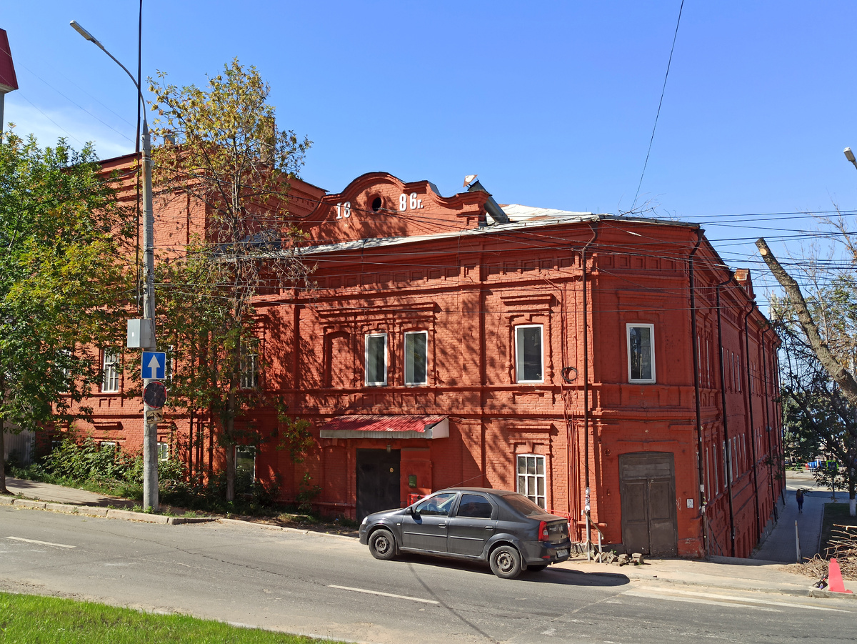 Некрасовская, 1 / Максима Горького, 121