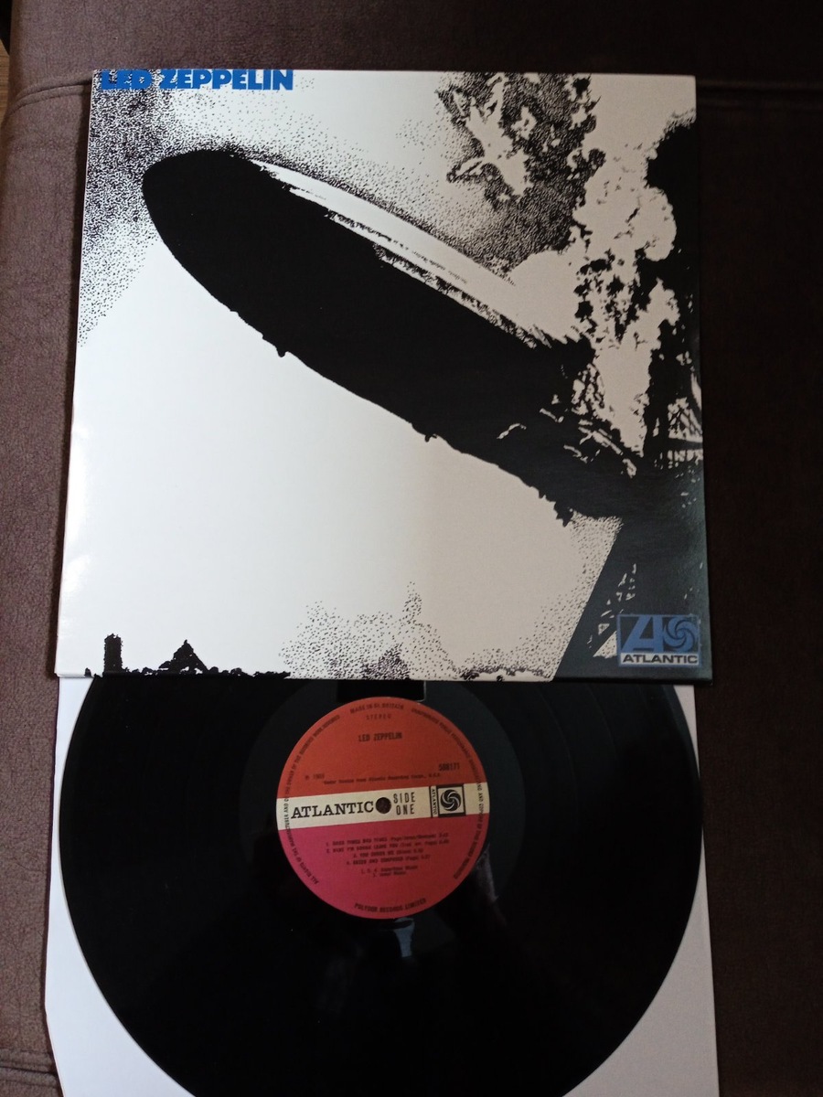 Лицевая сторона обложки и диск. 