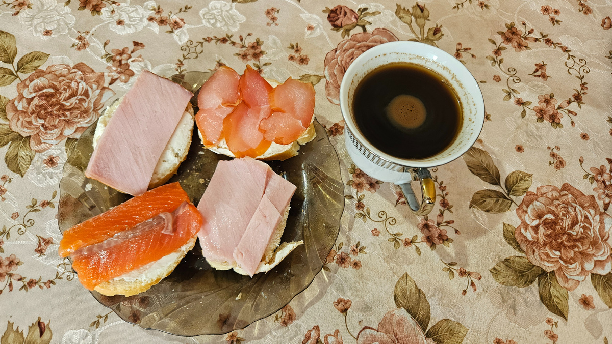 Завтрак. Бутеры из багета, творожного сыра, карпаччо, карбонат и форель. 278 ккал.