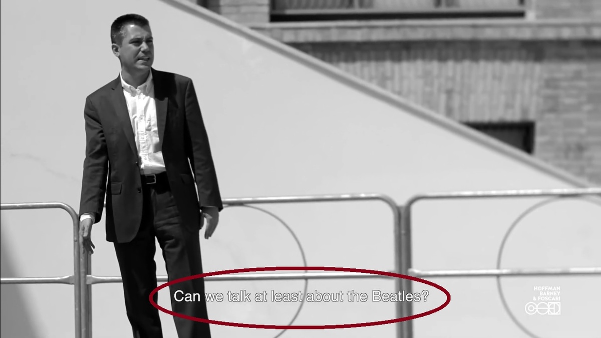 Скрины. На первом скрине субтитр: "Мы можем поговорить, по крайней мере, о Битлз?"