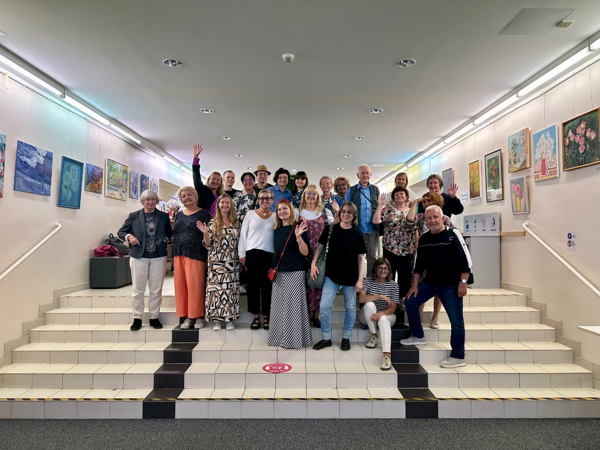 Часть участников выставки с гостями вернисажа