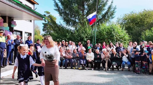 Скачать видео: 1 сентября, Памятнинская школа, Ялуторовский район.