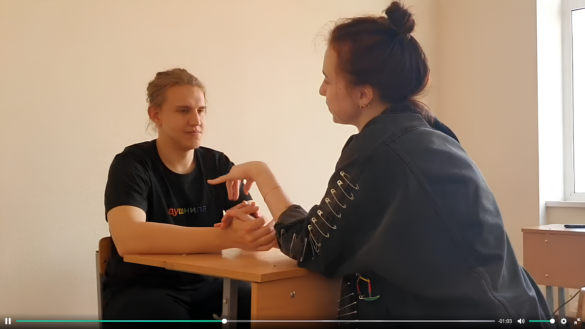  Девушка флиртует с парнем подруги. Режиссер Маринетт Мортем  «Плохой день», 2022