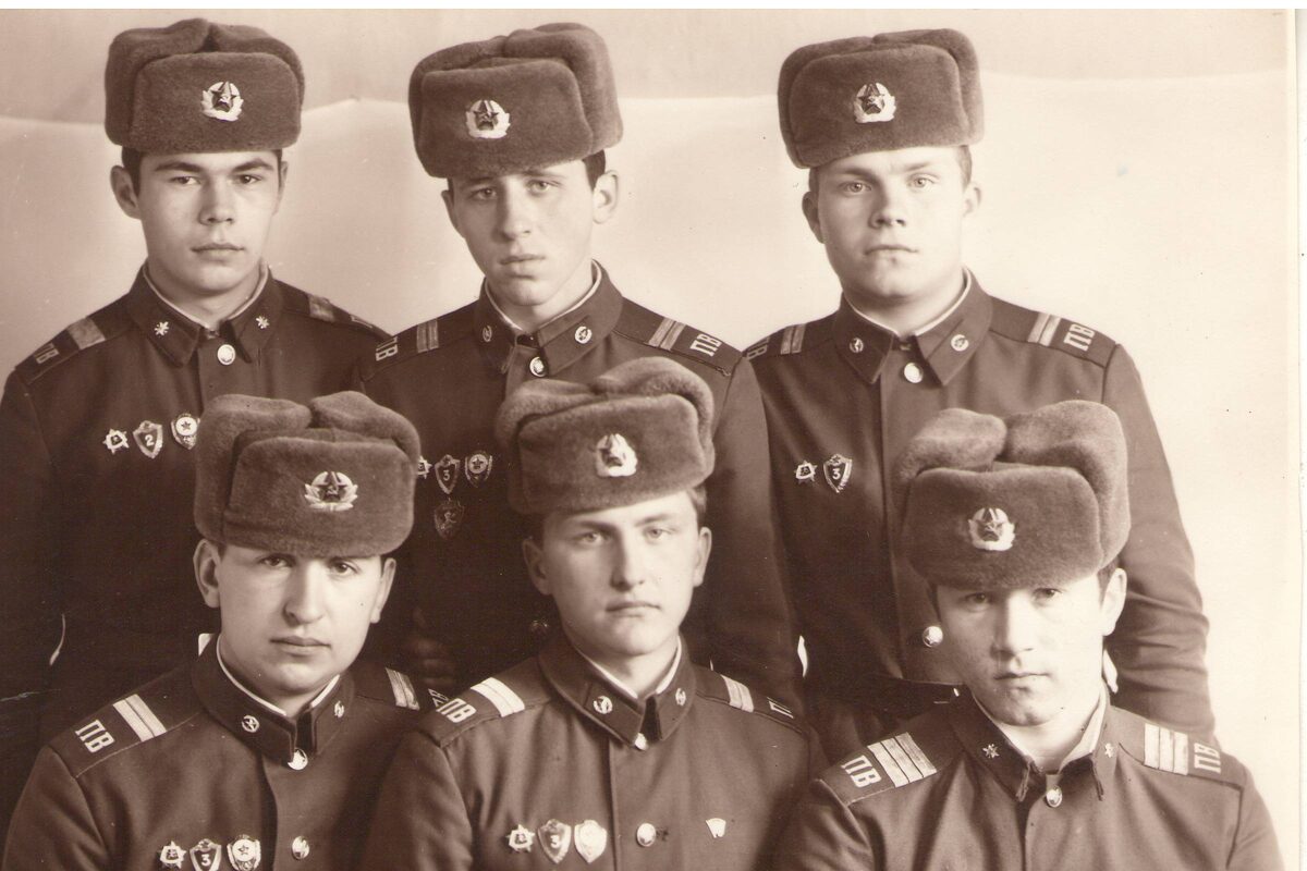 Здесь, все, как один в шапках! Ни одной Зеленой Фуражки... Но, шапки стильные!