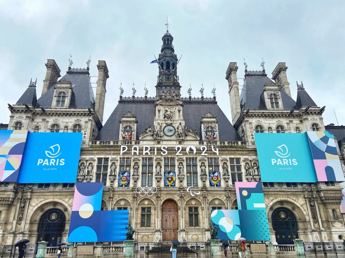 Отель-де-Виль — здание 19 века в стиле историзма, фасад украшают статуи великих французских деятелей