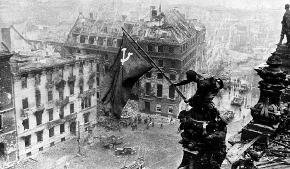 Знамя Победы над Рейхстагом в Берлине (1945)