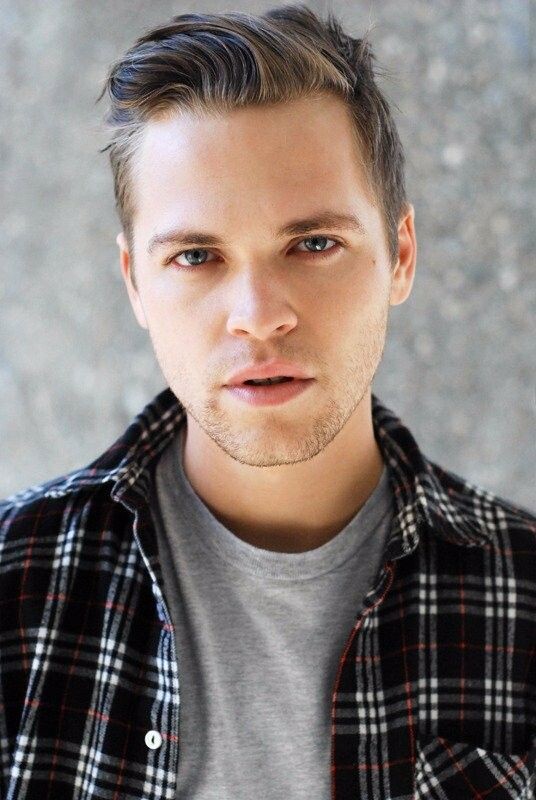 Сам актёр на Джека похож не особо и дело не только в щетине. Актёр выглядит довольно взрослым чего не скажешь о его персонаже-Джеке.