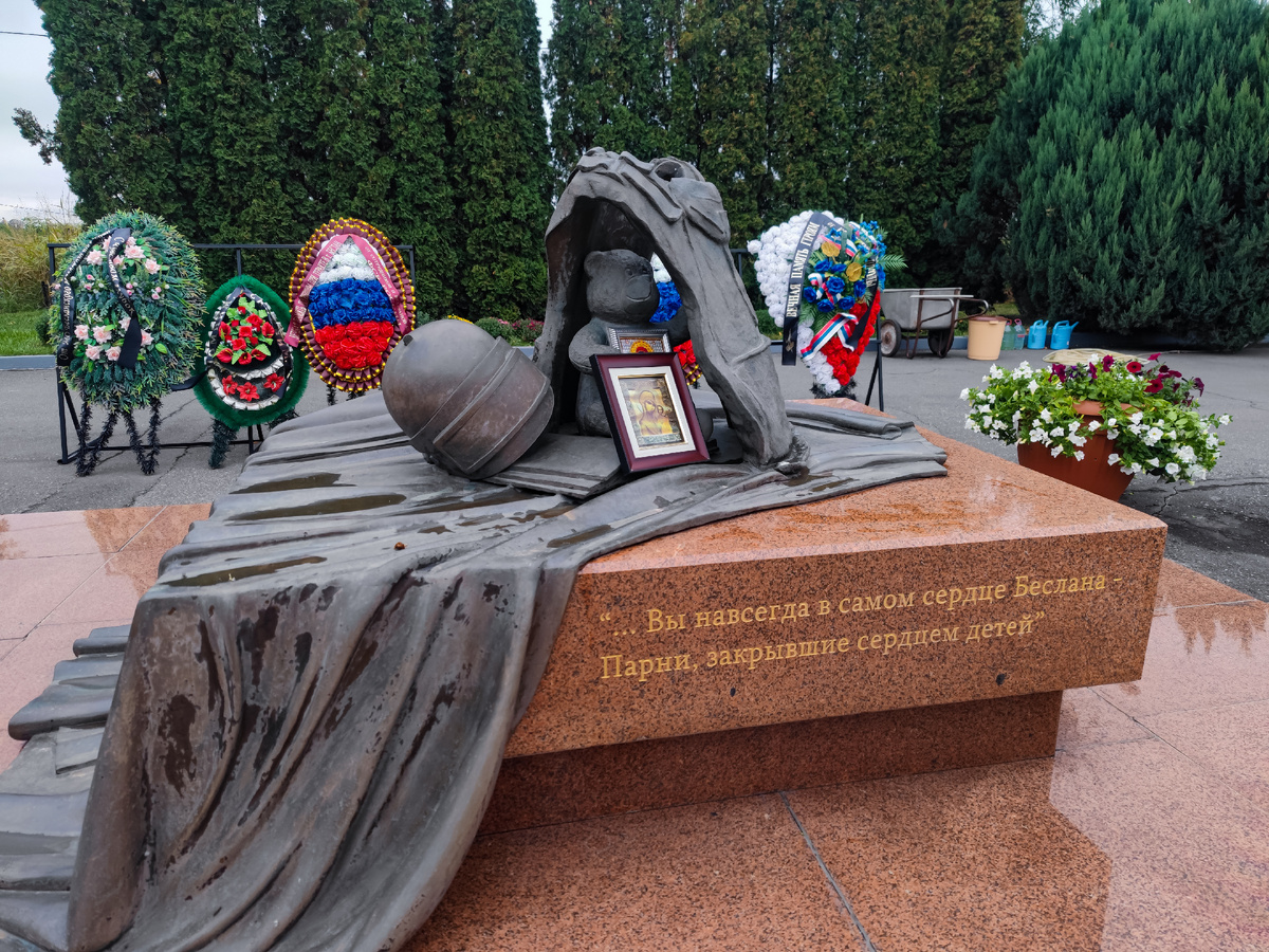 Город ангелов - мемориальное кладбище в Беслане