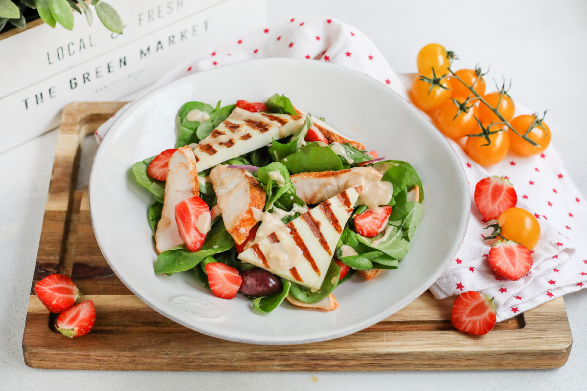 Стейки из индейки и зелёный салат с сыром халумис и свежей клубникой