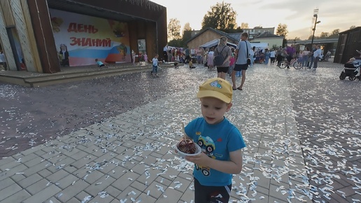 Жена у плиты, а муж отдыхает на празднике знаний, вот это круто!!, Встретил там одноклассника, и купили сувенир, отправил посылку