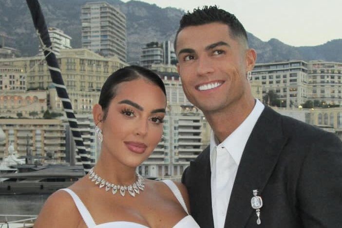     Свидание на яхте: полуголых Криштиану Роналду и Джорджину Родригес поймали папарацци