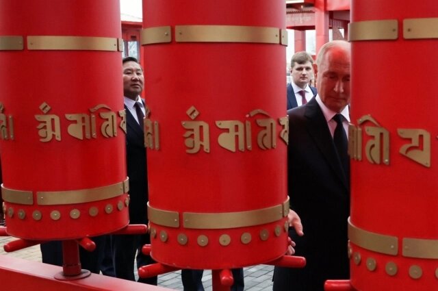    Президент РФ Владимир Путин во время посещения монастыря «Тутбен Шедруб Линг». Фото:  РИА Новости/ Вячеслав Прокофьев