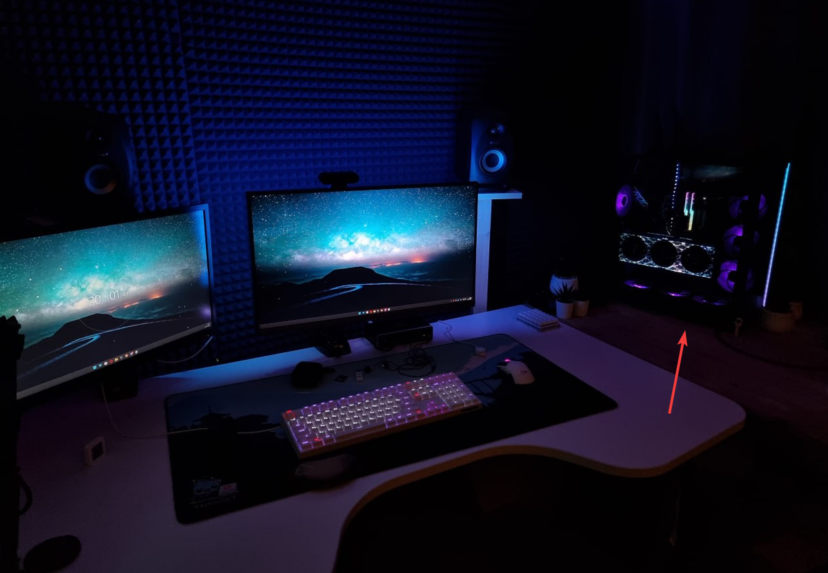 Мой стол с "вырезом под пузо", компьютер стоит на отдельном столе