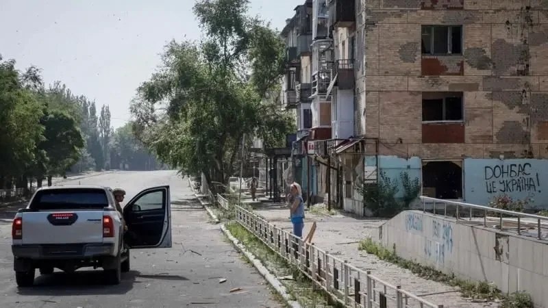 Разбитые жилые дома в Торецке. Российская армия начала наступление на этот город в июне.