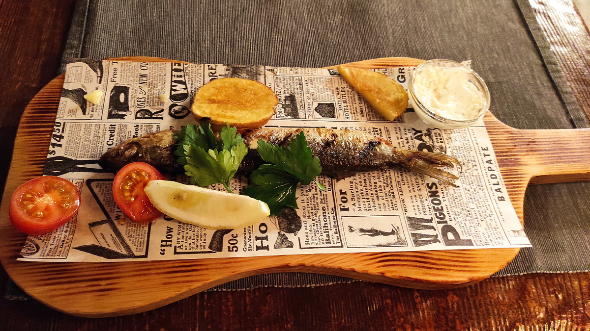 Даже такой маленький омуль стоит немалых денег. Фото: Кирилл Полиенко/Polienko: путешествуем вдвоём