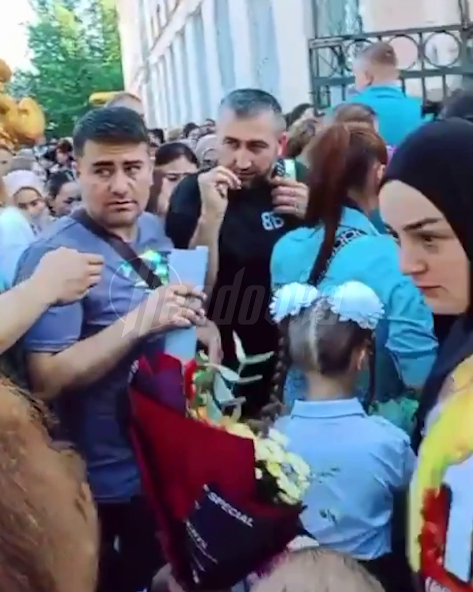 В Москве бородачи перекрыли детям вход на линейку, в Челябинске на первый звонок станцевали лезгинку. Так в России начался новый учебный год