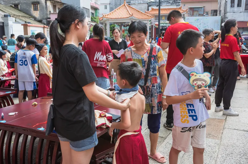 Дети переодеваются в спеицальную форму, которую выдаст школа