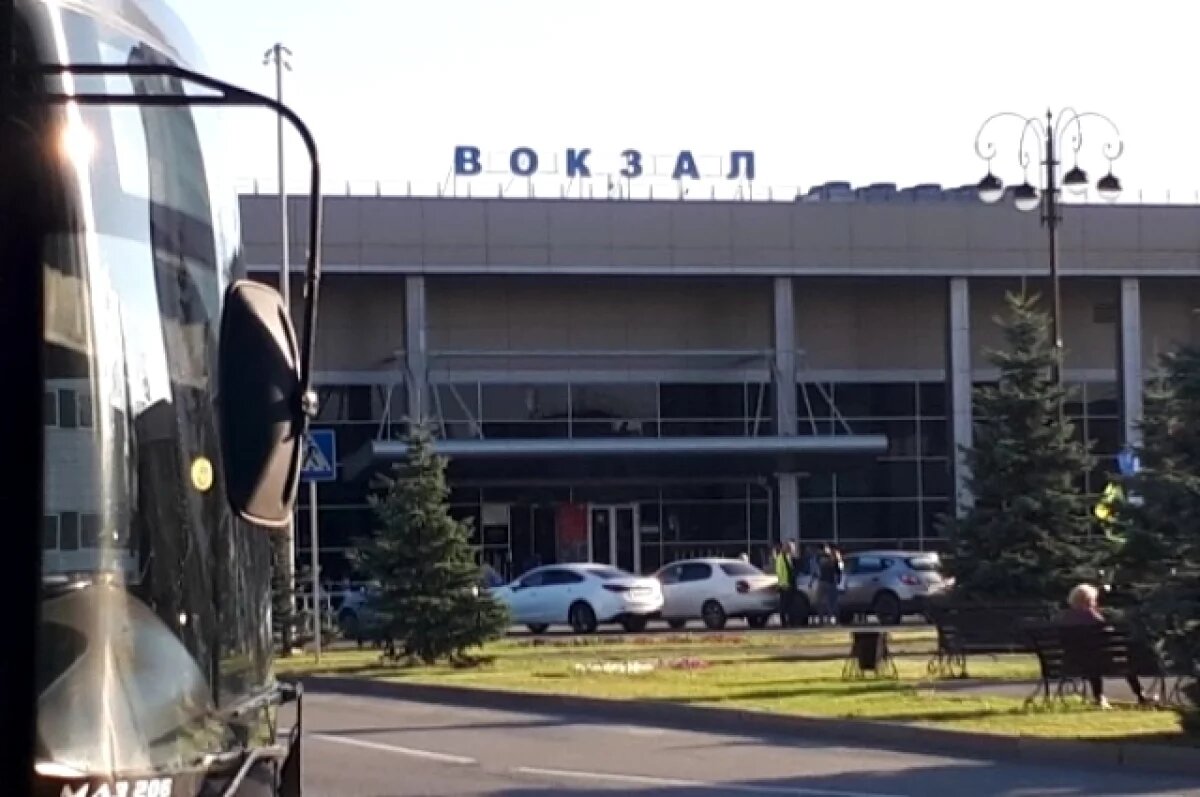    В Тюмени полиция поймала женщину, проехавшую на подножке поезда