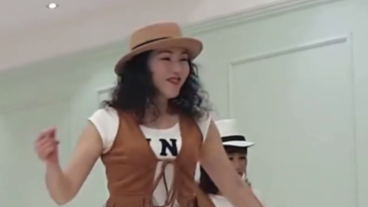 Танцуй один. Танцует одна. M feat. Песня я танцую один ты танцуешь. Девушка для обложки трека.