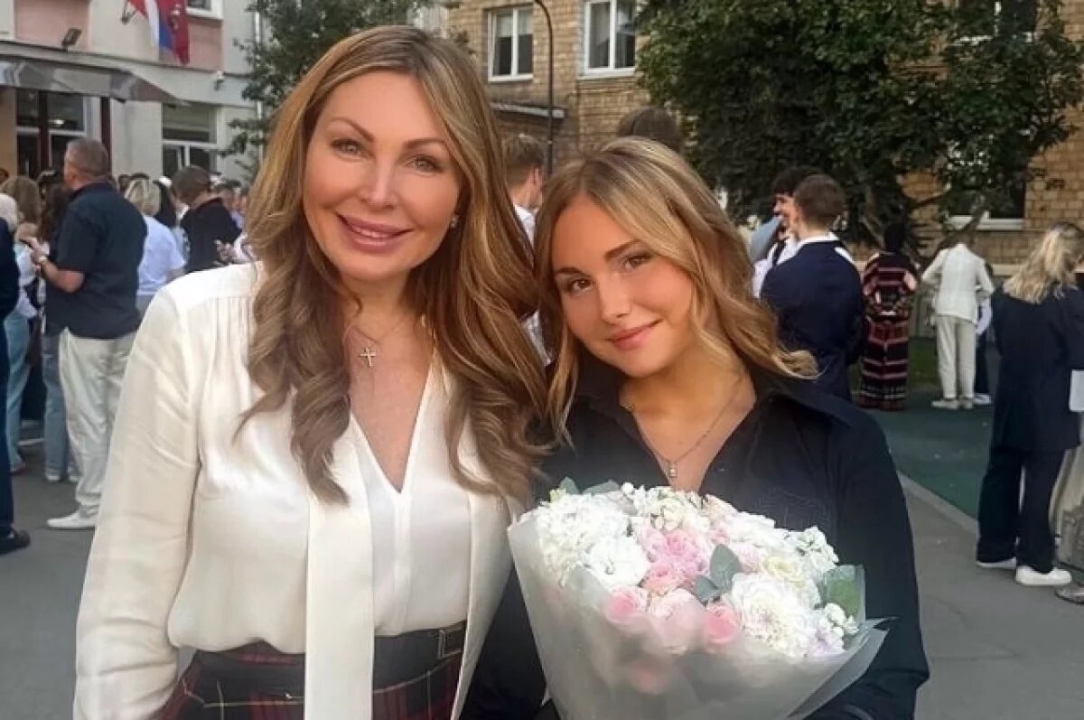    Актриса Наталья Бочкарева опубликовала фото с дочерью на школьной линейке
