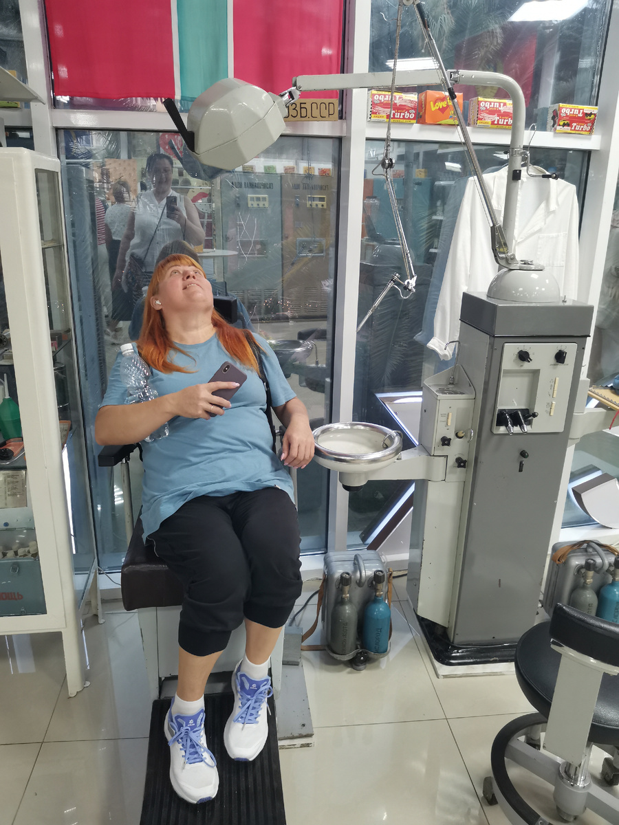 Ну кто не узнает эту зубодробильную машину к которой тебя вели по школе, вызывая по списку с уроков? Ей раздалбывали зуб и сразу ставили мышьяк. И тряслась она и трещала. Бррр.. Фото автора.