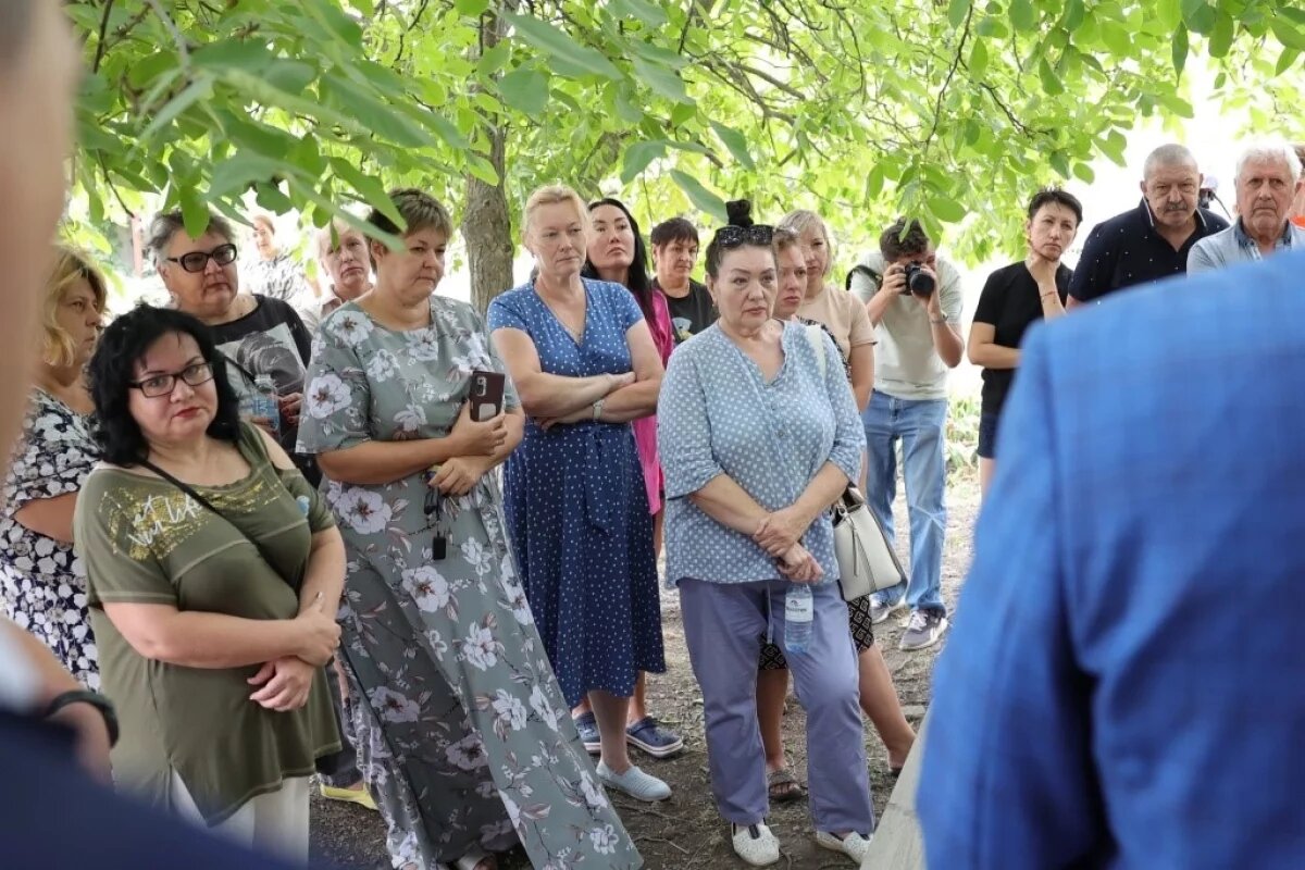    Жители СНТ «Салют» на встрече с представителями местной власти, горгаза и прокуратуры.