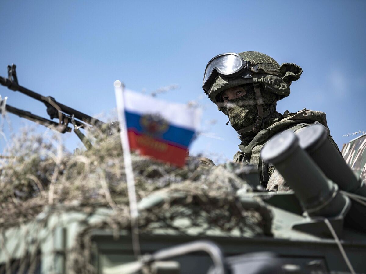    Российский военнослужащий на учениях ОДКБ "Рубеж-2021" на полигоне Эдельвейс в Киргизии© Sputnik / Табылды Кадырбеков