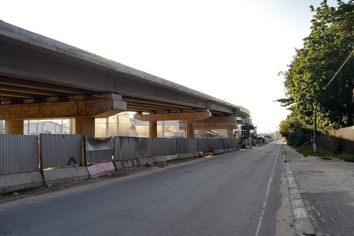 Строительство путепровода над путями ж.д. Рязанского направления в 3 декаде августа 2024 года (ул. Леволинейная), фото автора 