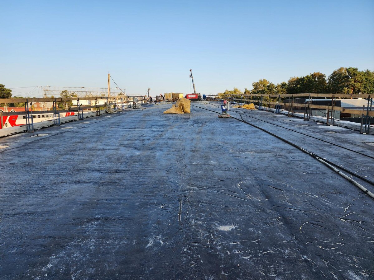 Гидроизоляция полотна дороги в августе 2024 года, фото И. Моисеевой