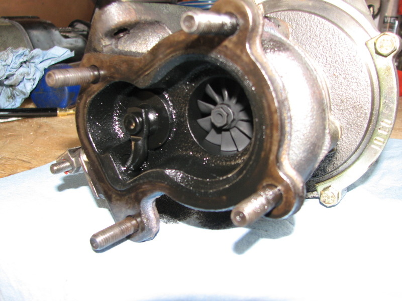 Турбина ямз 238. Турбины гонят масло камаз. Мтз 1221 турбина кидает масло. Сапунит двигатель. Масло гонит турбина на камазе 65115.