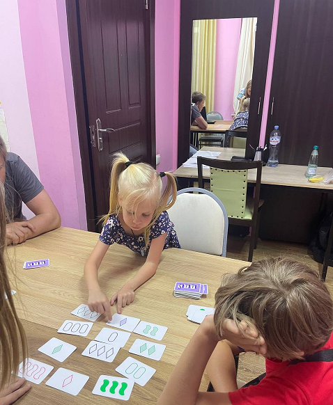 Дошкольница освоила SET