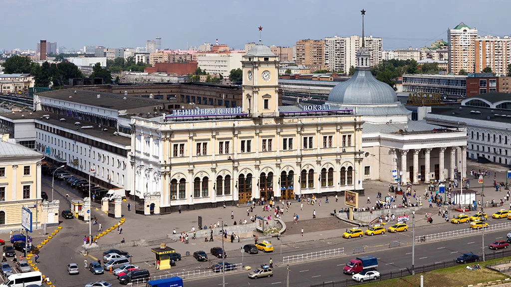 Ленинградский вокзал. Москва. Фото с сайта https://nemiga.info/moskva/leningradsky-vokzal-moskve.htm. Взято с Яндекс.Картинки