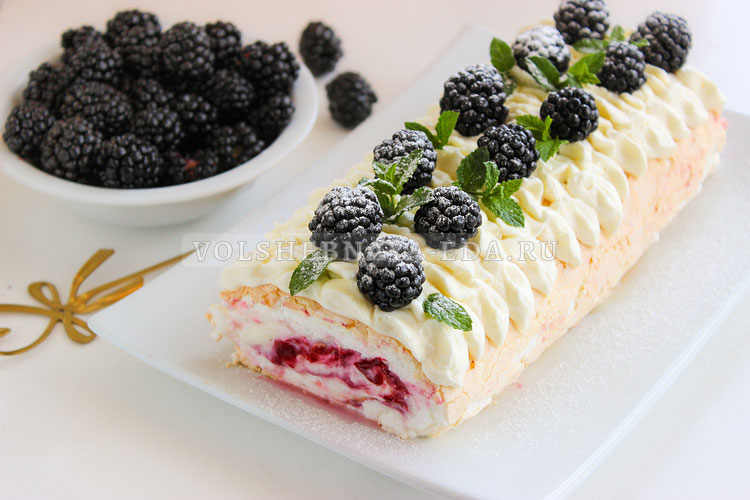 Меренговый рулет с ягодами и кремом