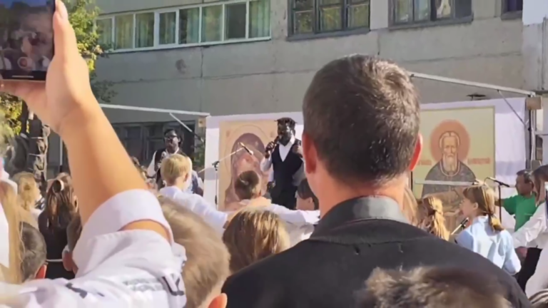    Берёзонька-занозонька. Африканская группа исполнила хит на линейке в православной гимназии Оренбурга Кристина Просвиркина