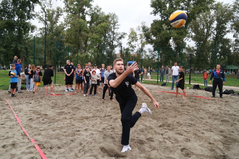    Открытие площадки для пляжного волейбола в Барнауле. Источник: Олег Укладов